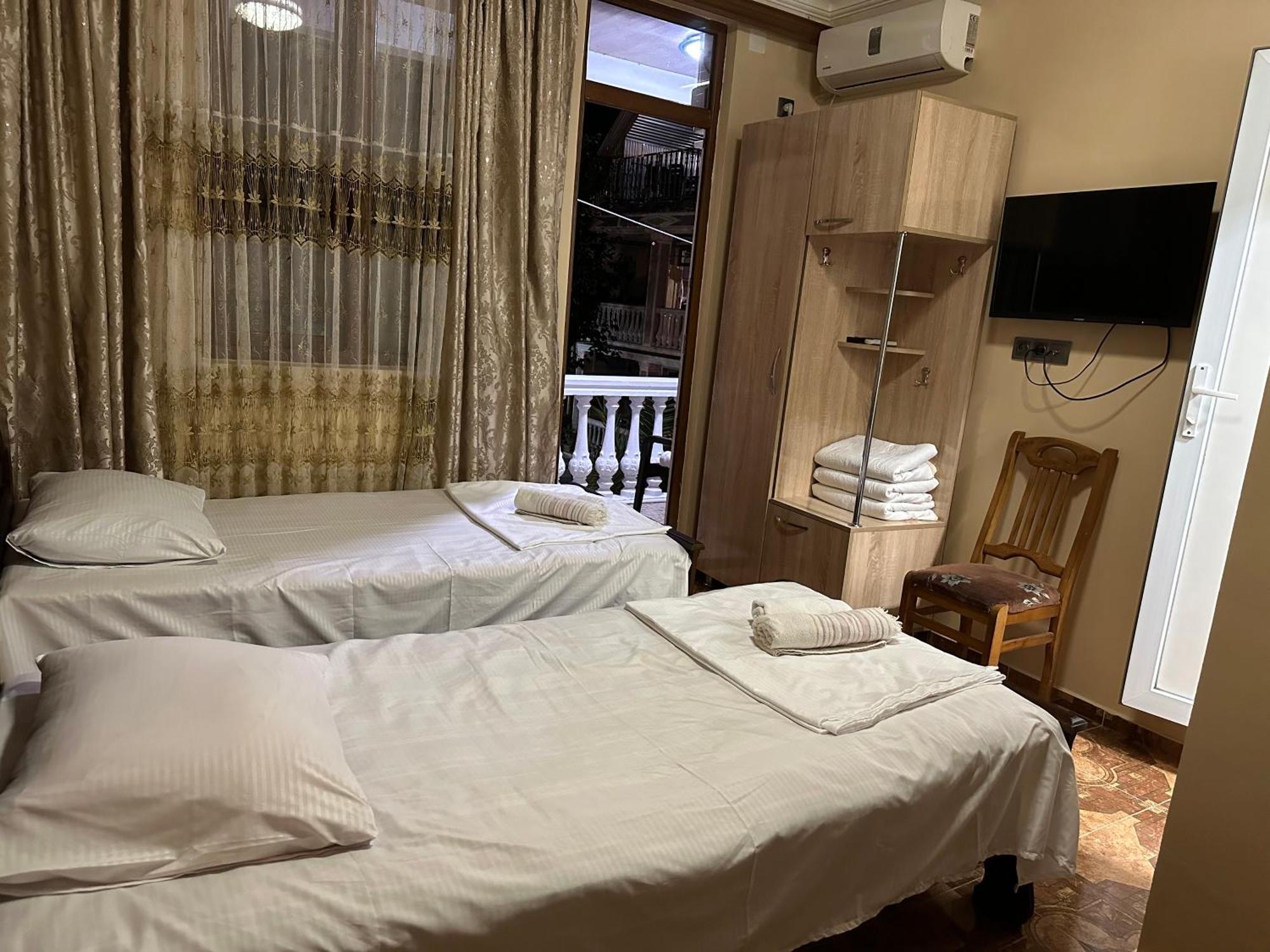 Linda Guest House Батуми Екстериор снимка
