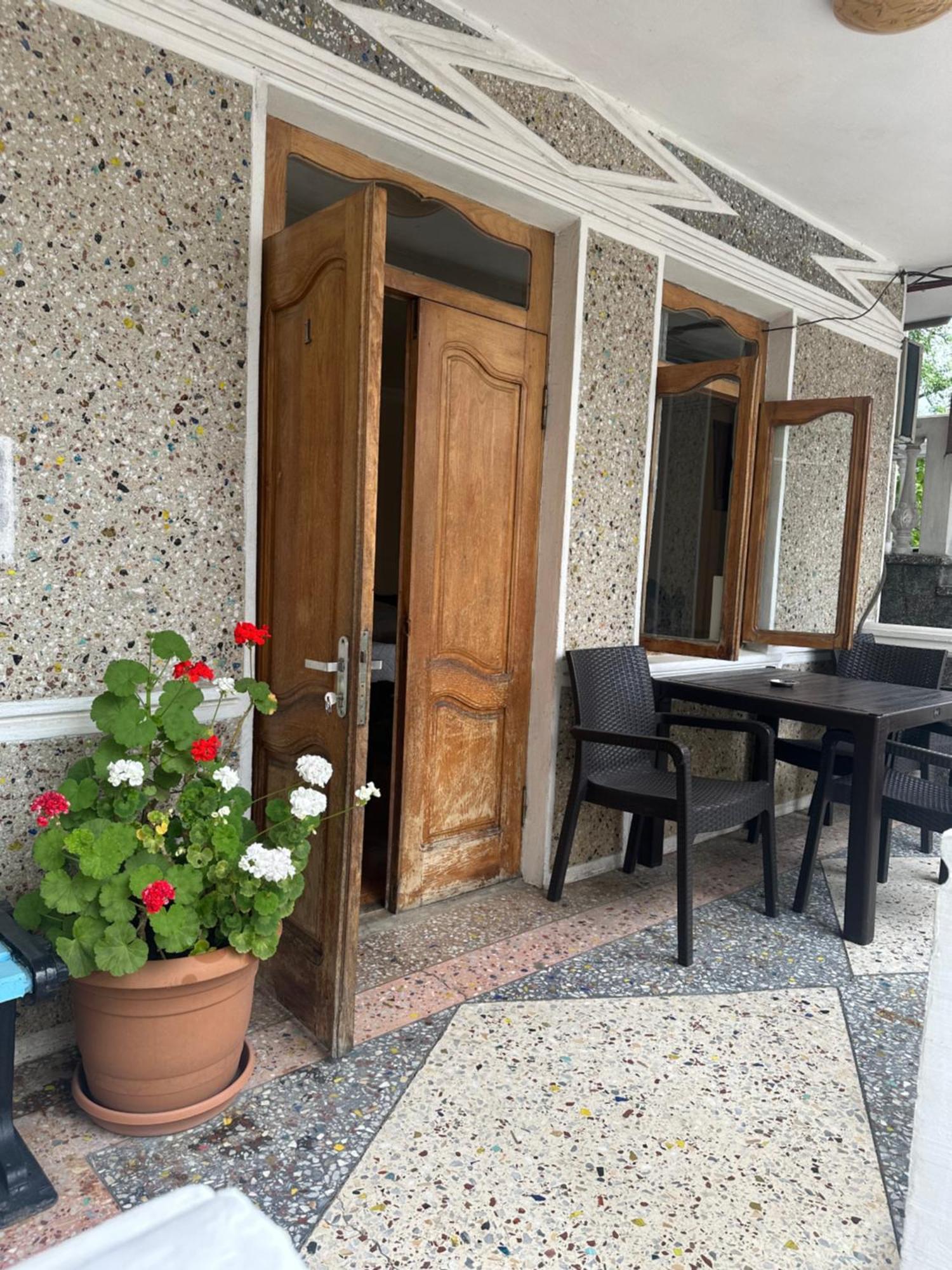 Linda Guest House Батуми Екстериор снимка