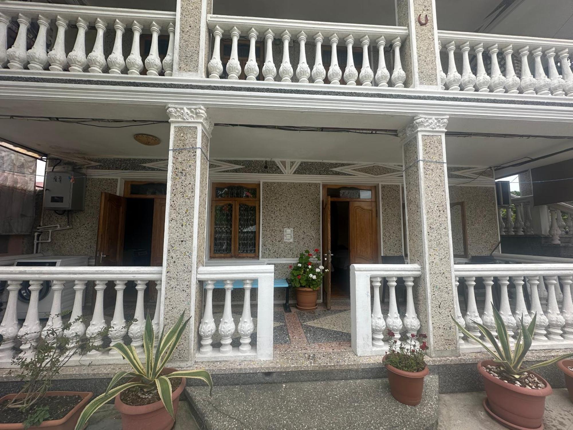 Linda Guest House Батуми Екстериор снимка