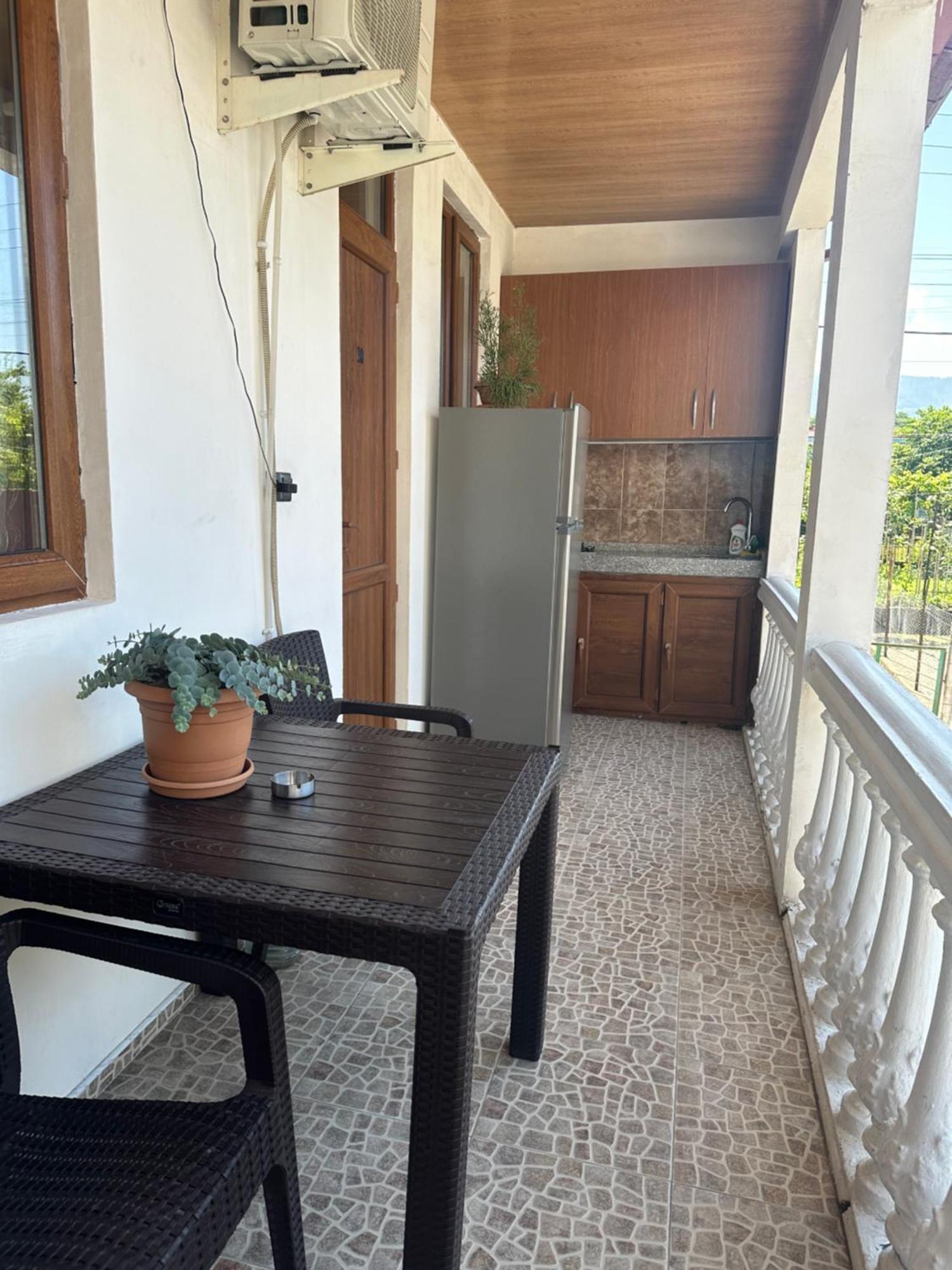 Linda Guest House Батуми Екстериор снимка